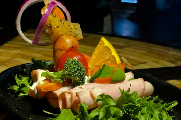 Hamburgerryg med italiensk salat selskabsmad-smørrebrød-hamburgerryg
