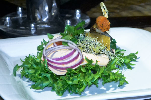 Veganer brød med Vegansk pølse selskabsmad-smørrebrød-vegansk