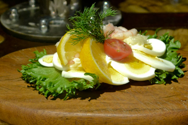 Æg med rejer og mayonnaise selskabsmad-smørrebrød-æg-rejer