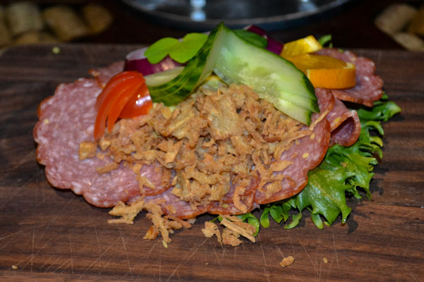 Spegepølse med ristede løg selskabsmad-smørrebrød-spegepølse